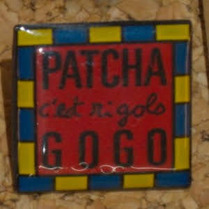 Pin's Patcha Gogo (bleu, jaune et rouge) (01)